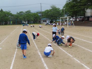 雑草との闘い！～自分たちのグラウンドだから…～