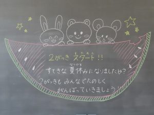 ３３