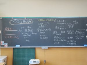 ３４