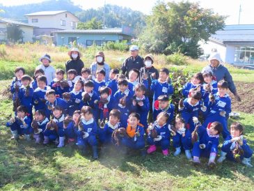 大収穫に大喜び！～1年サツマイモ堀り～