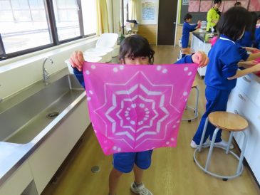 世界に一つだけのハンカチ！～３年紅花染め体験教室～