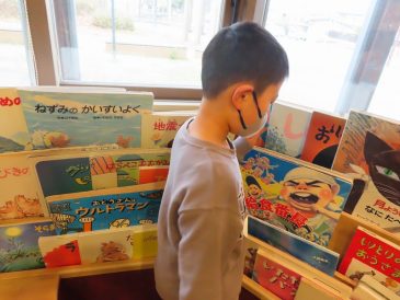 いろんな本があるんだなあ！～２年白鷹町図書館見学～